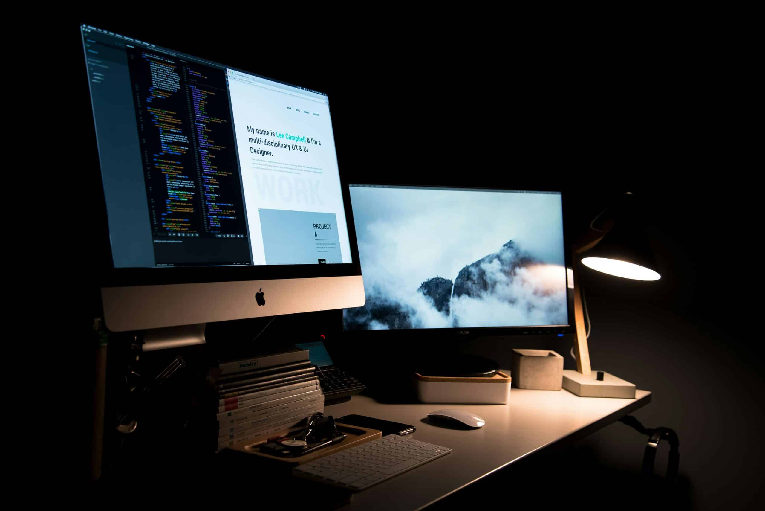 Bureau avec ordinateurs