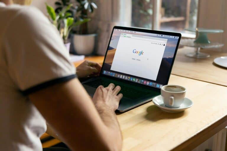 personne-utilisant-google