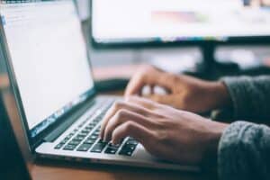 personne-travaillant-sur-un-ordinateur